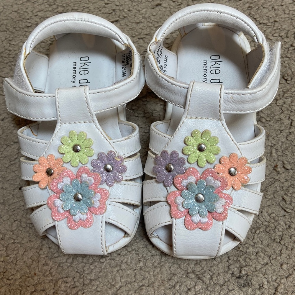 Okie Dokie like new sandals